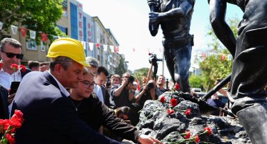Manisa Soma'da 301 madenci karanfillerle anıldı
