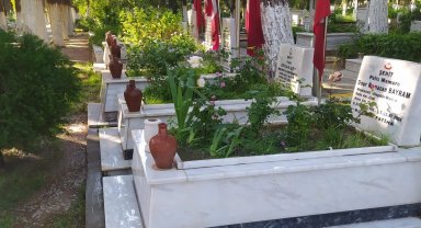 Manisa'daki mezarlıklar bayrama hazır