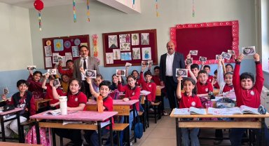 Mardin Yeşilli PTT İlçe Müdürü Serdar Avuka'dan öğrencilere bayram sevinci