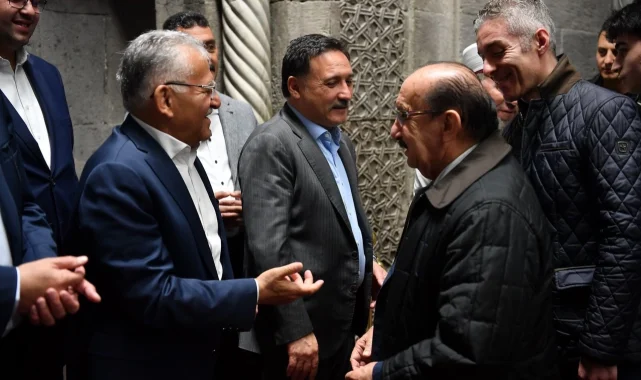 Memduh Büyükkılıç çocukların bayram sevincine ortak oldu