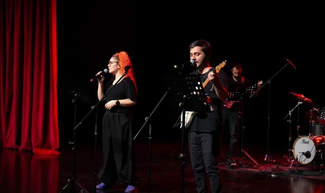 Mersin'de LGS'ye hazırlanan öğrenciler stresi konserle attı