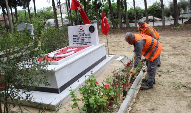 Mezarlıklarda bayram hazırlığı sürüyor