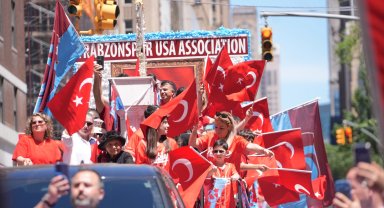 New York'ta Türk bayraklarıyla coşkulu yürüyüş... Binlerce kişi Manhattan'ta buluştu