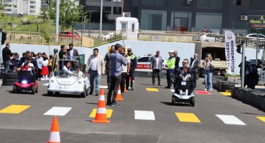 Öğrencilere uygulamalı trafik eğitimi
