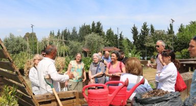 Organik atıklar komposta dönüşüyor... İzmir'de bahçede dönüşüm başladı