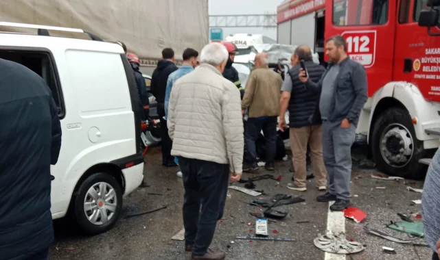 Sakarya'da itfaiye aracı, tır ve 3 araca çarptı!