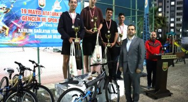 Tenis şampiyonları ödüllerini aldı