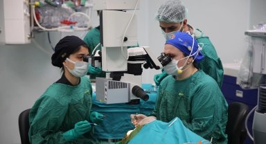 Türk göz hekimleri 4 günde 70 canlı göz ameliyatı yapacak