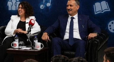 Vali Bozkurt ve eşi gençlerle "Muhabbete Gel Gecesi"nde buluştu