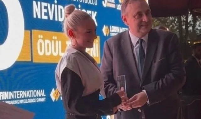 Yılın ilham veren kadın futbolcusu ödülü Nevide Çiçek'e verildi