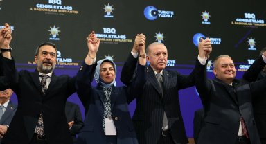 AK Parti'ye üç belediye başkanı daha katıldı... Rozetleri Erdoğan taktı
