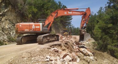 Antalya 'da Büyükşehir ekiplerinden yol mesaisi