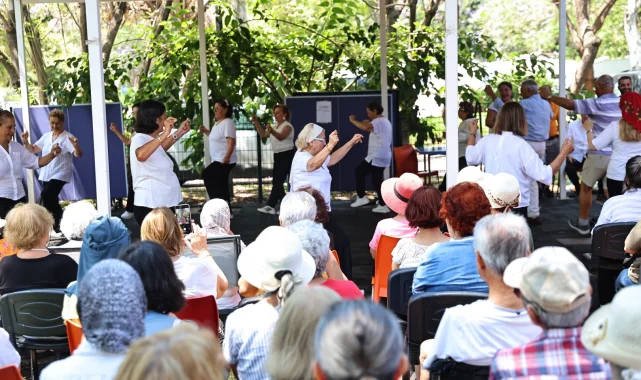 Antalya'da aktif yaşlılar sahne aldı