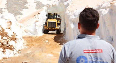Antalya'da yayla yollarında karla mücadele sürüyor