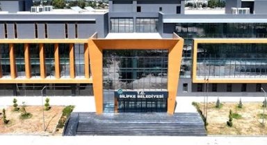 Bir operasyon da Silifke Belediyesi'ne! Başkan Turgut dahil 18 gözaltı