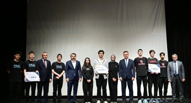 BTÜ'de Liselerarası Veri Olimpiyatı ödülleri sahiplerini buldu