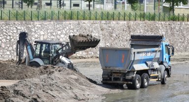 Bursa Büyükşehir'den Hüdavendigar'da dere temizliği