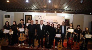 Bursa İnegöl'de gitar kursu kursiyerleri sertifikalarını aldı