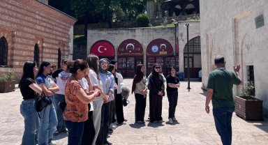 Bursa Yıldırımlı gençler tarihi yerinde keşfediyor