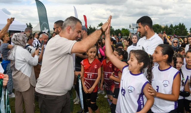 Bursa'da Mini Voleybol Şenliği'nde çocuklar madalyalarını aldı