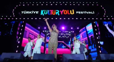 Demet Akalın, coşkuyu Bursa'da zirveye taşıdı