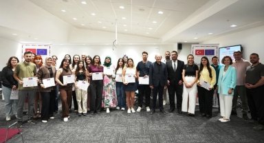 Denizli'de gençler dijital tasarım sertifikalarını aldı