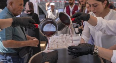 Diyarbakır'da Ulu Cami önünde reyhan şerbeti ikramı