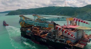 Dünyanın en büyük üçüncü yarı batık vinç gemisi İstanbul Boğazı'ndan geçiyor