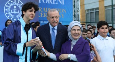 Erdoğan torununa diplomayı verdi