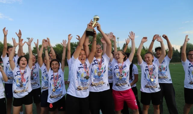 Eskişehir Büyükşehir spor kulübü kupayı kaldırdı
