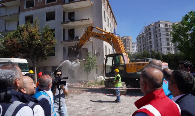 İstanbul Beylikdüzü'nde riskli site yıkıldı! İBB'den 'dönüşüm' mesajı