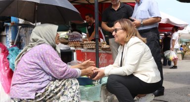 İzmir Güzelbahçe'de Başkan Vekili Akın'dan semt pazarlarına ziyaret
