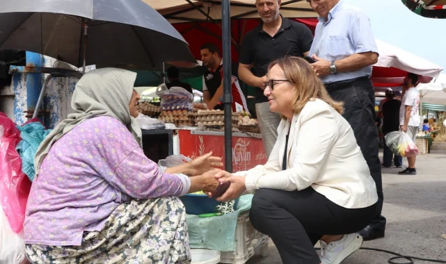 İzmir Güzelbahçe'de Başkan Vekili Akın'dan semt pazarlarına ziyaret