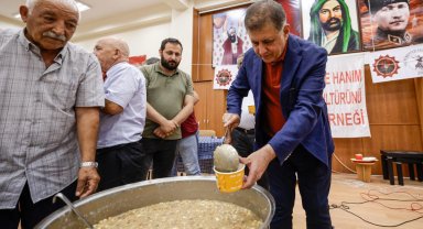 İzmir'de Başkan Tugay aşure lokmasını paylaştı