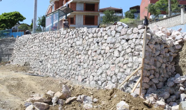Kocaeli İzmit'te taş duvar yenileme çalışması