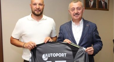 Kocaelispor'un kaptanı formasını Başkan Büyükakın'a hediye etti