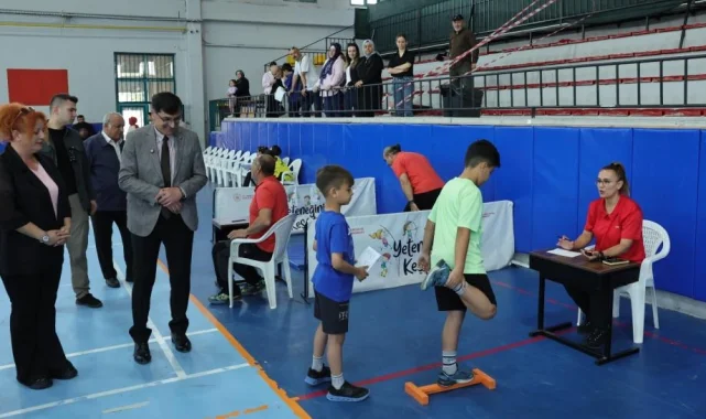 Kütahya'da Başkan Kahveci'den Spor Ortaokulu ve Lisesi'ne ziyaret