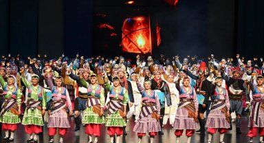 Maarif Halk Dansları Topluluğu gönülleri fethetti
