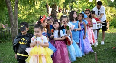 Manisa'da atıklar minik ellerde sanata dönüştü