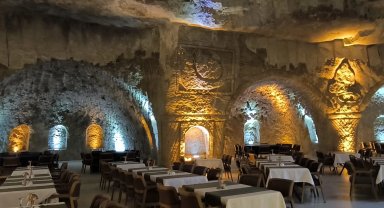 Mardin'de 15 yıllık emek: Kayaları oyup 400 kişilik dev mağara restaurant açtı!