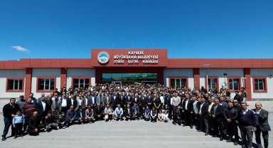 Memduh Büyükkılıç bayram sevincini şehrin dört bir yanında yaşadı