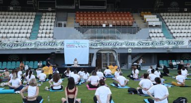 Sağlıklı yaşlanma için yoga yaptılar