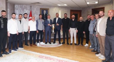 Şampiyon Gölcükspor kupasıyla Başkan Büyükakın'a geldi