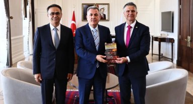 Vali Elban'a İzmir Eğitim Müfettişleri'nden 'Disiplin Soruşturması' kitabı