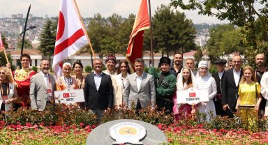 12 ülkeden dansçılar Samsun'da Başkan Doğan'ı ziyaret etti