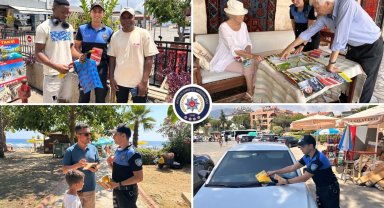 Alanya'da turistlere 4 dilde güvenlik rehberi... Polislerden kent haritası dağıtımı