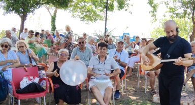 Antalya Muratpaşa'da yaşlılar türkülerle buluşuyor