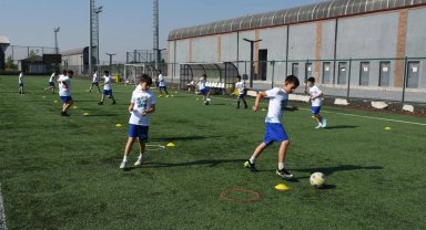 Balıkesir'de Yaz Spor Okulları çocukları ve gençleri buluşturuyor
