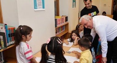 Başkan Özdemir, çocuklar ve ebeveynleri ile kütüphanede buluştu