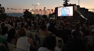 Bornova'da açık hava sinemasına büyük ilgi